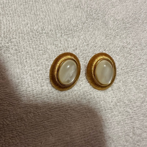 Monet Jewelry - Monet Clío On Earrings